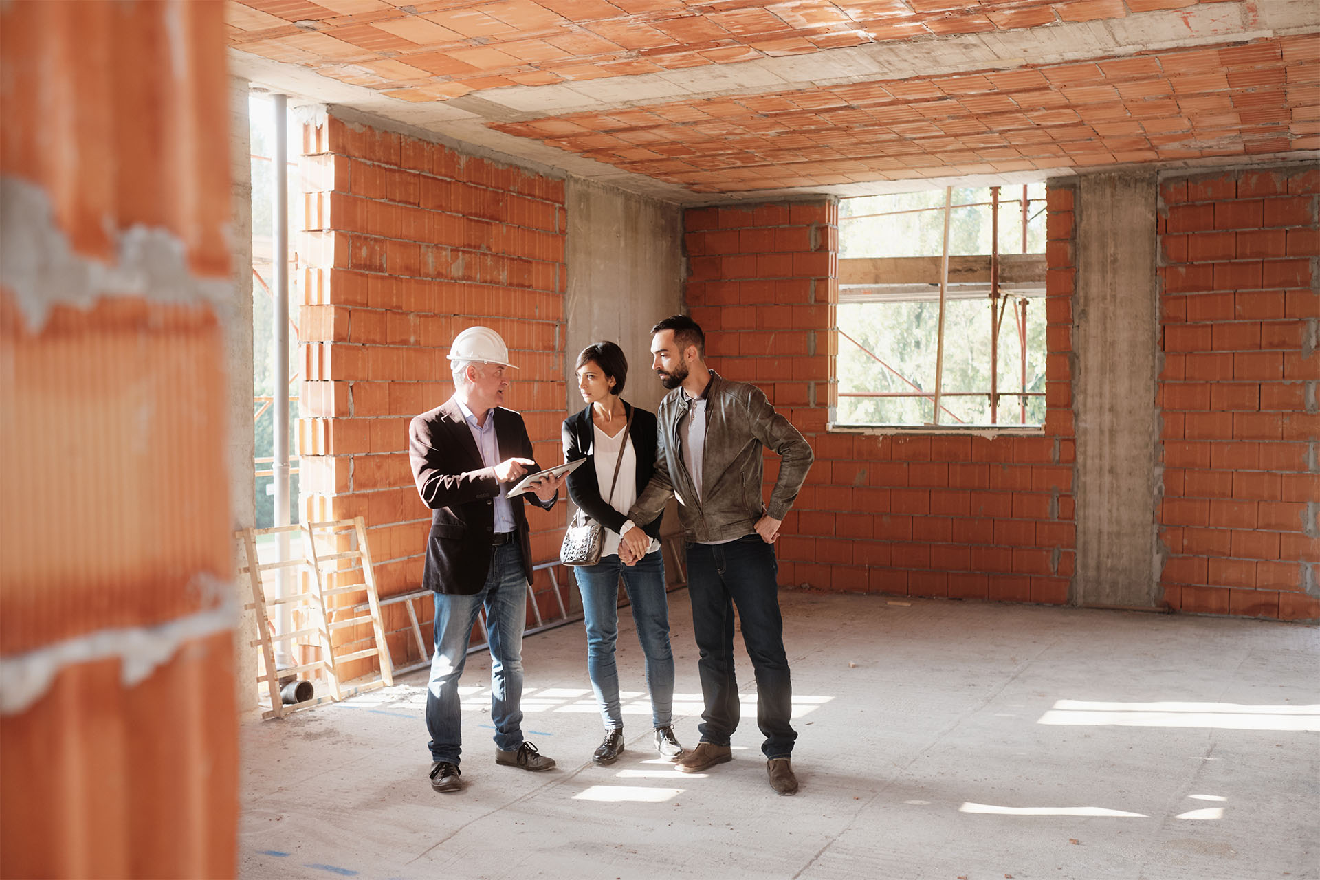 Couple qui visite sa maison en construction