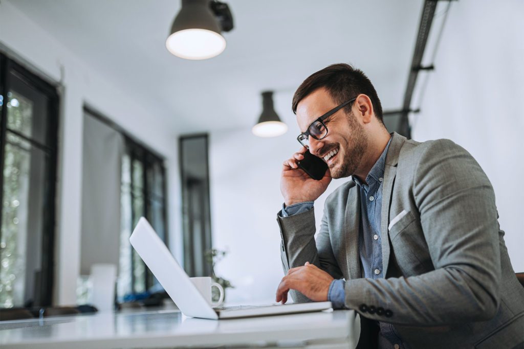 Employé au téléphone