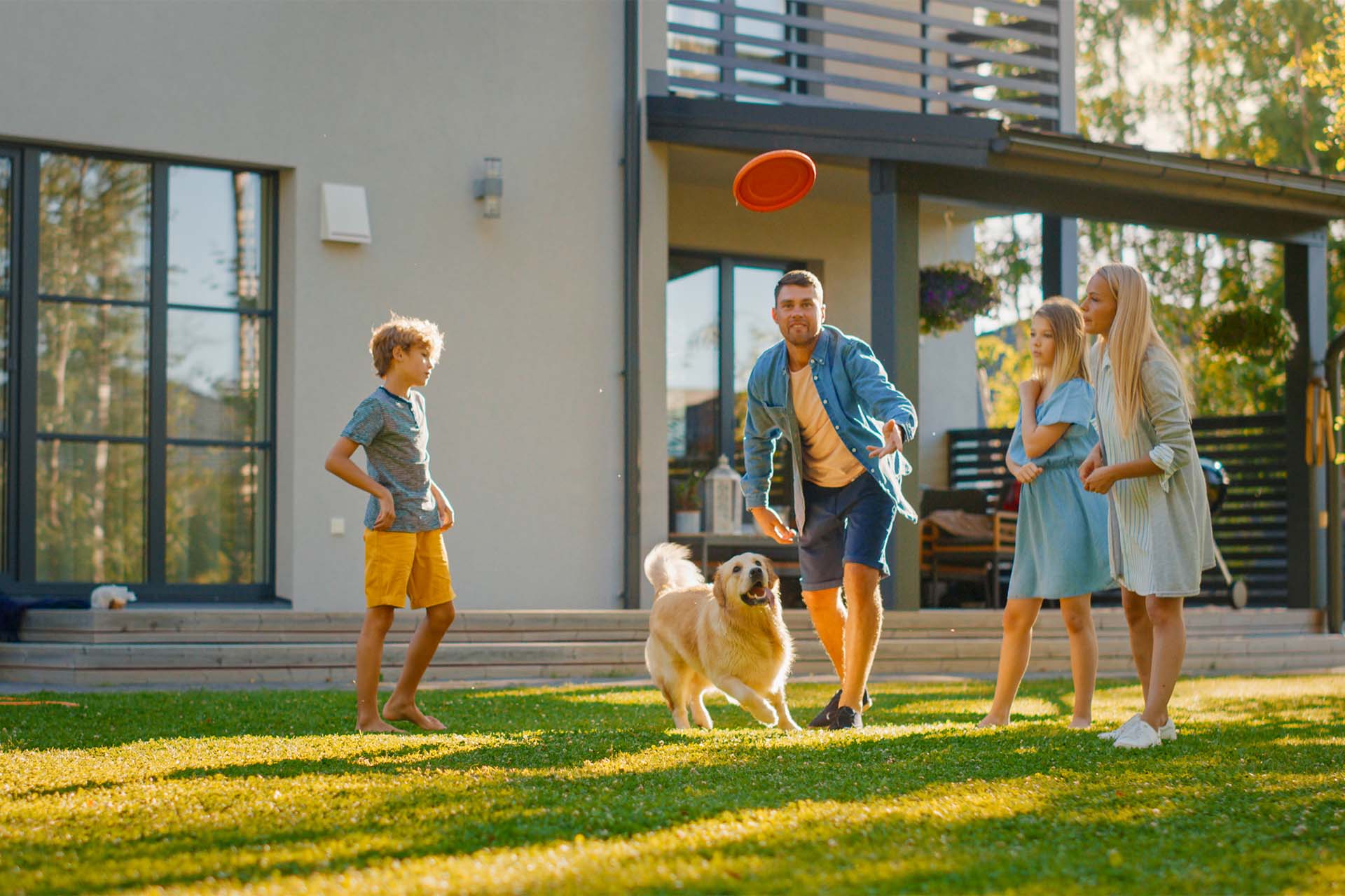 Famille heureuse dans son jardin